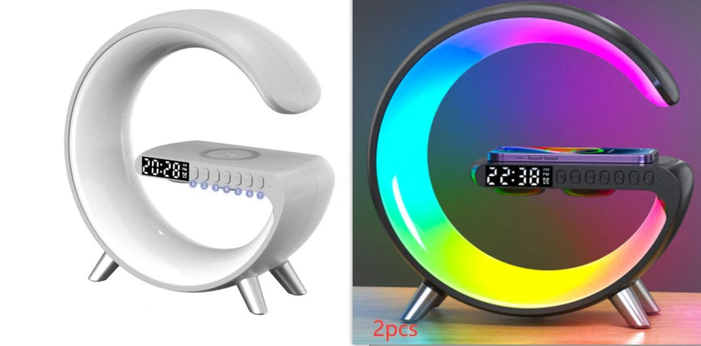 Lampe LED Intelligente en Forme de G – Lumière Connectée avec Haut-Parleur Bluetooth, Réveil, Contrôle via Application & Chargeur Sans Fil 15W